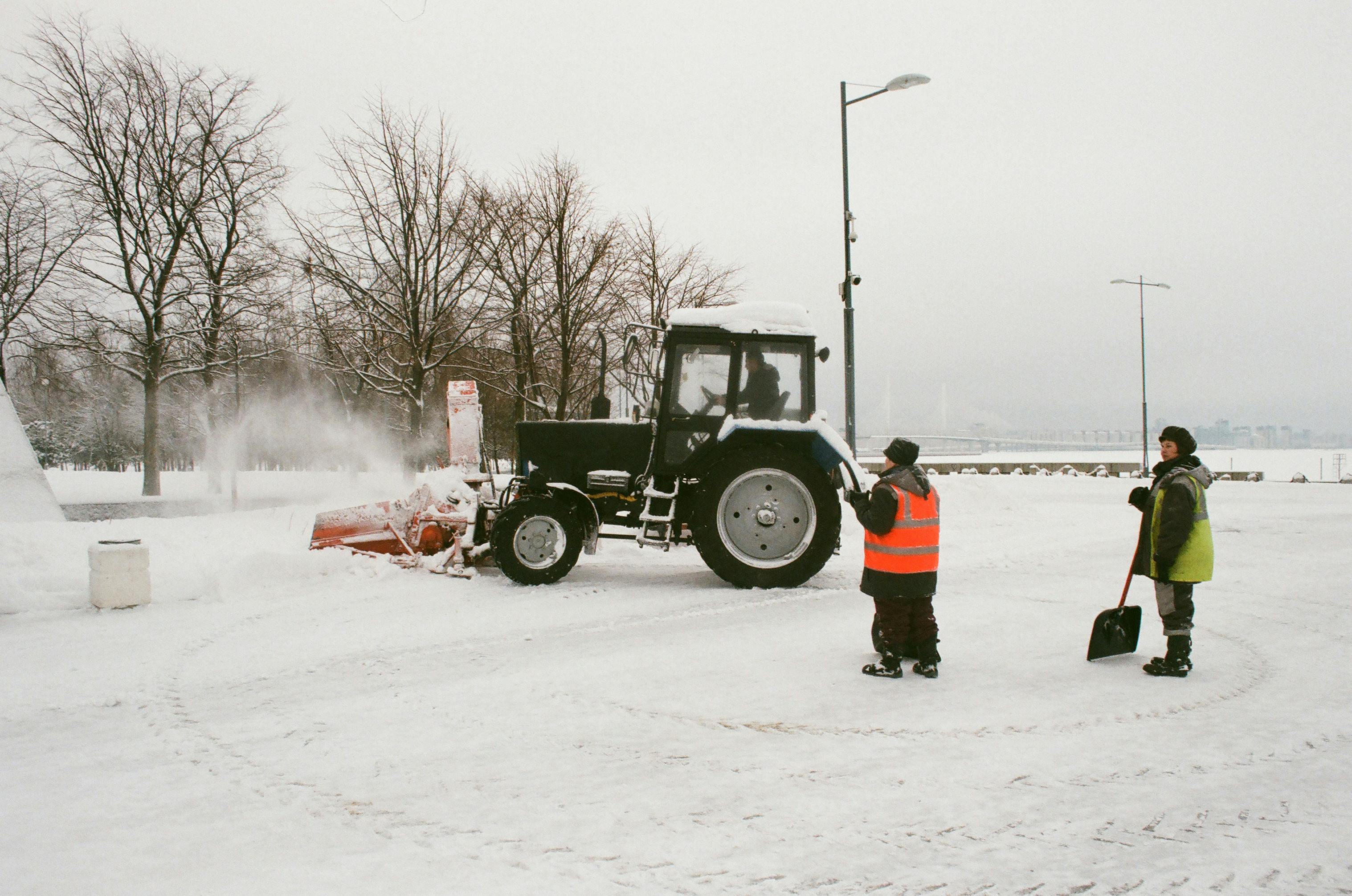 Eisbeseitigung in Hannover – Beseitigung von Glätte und Eisflächen für sichere, rutschfreie Wege.
